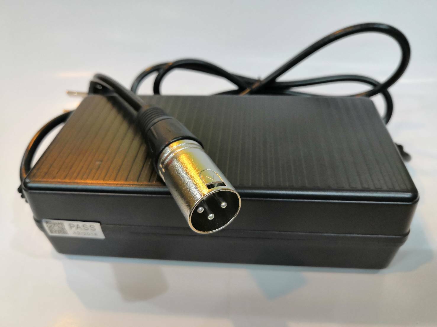 中華保庇電動自行車 48V-3A麥克風頭充電器