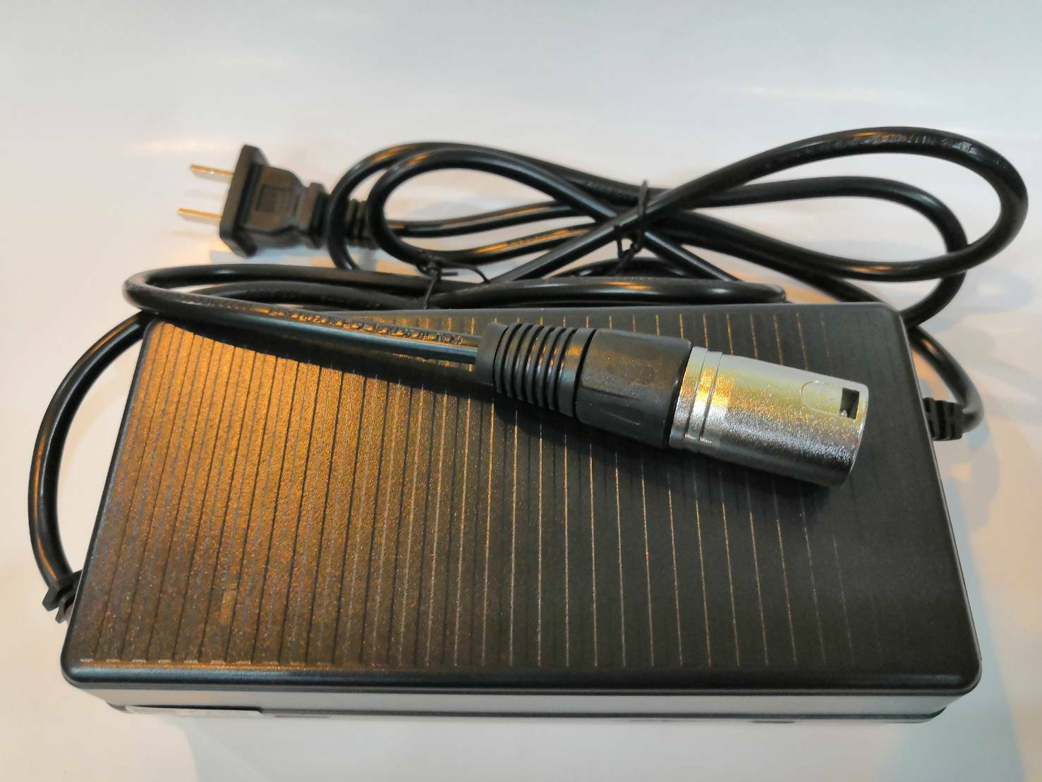 中華保庇電動自行車 48V-3A麥克風頭充電器